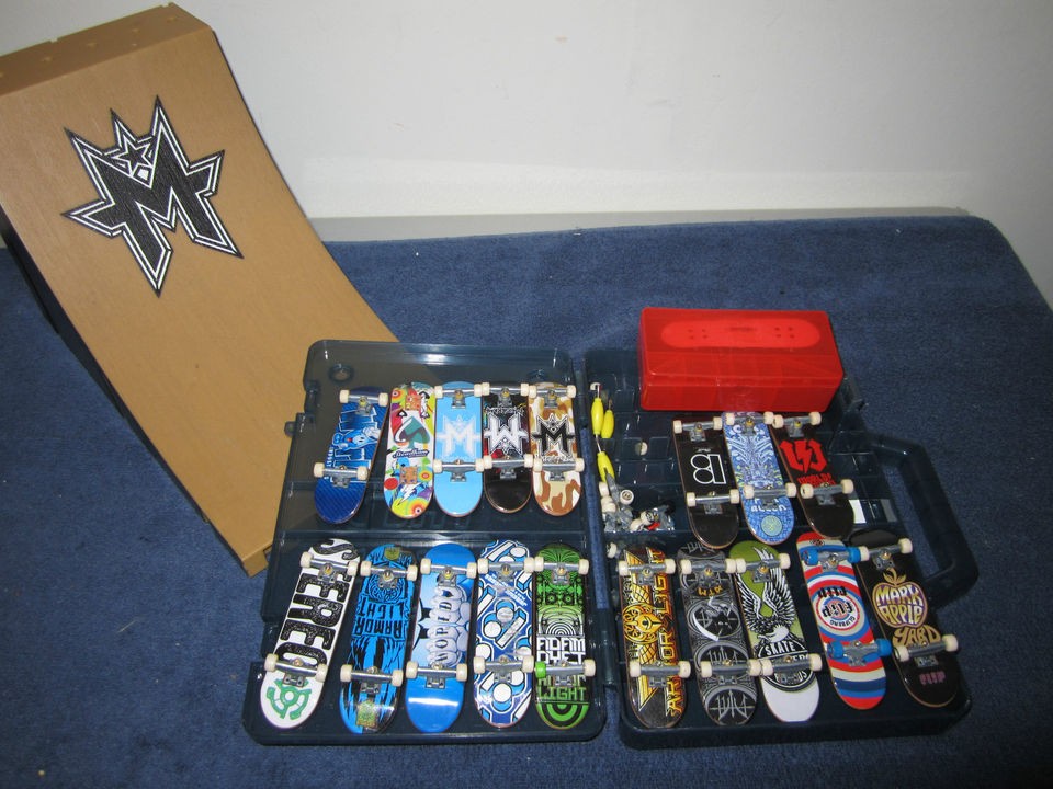 TECH DECK FINGERBOARDS (18) SKATE BOARDS + CASE & RAMP