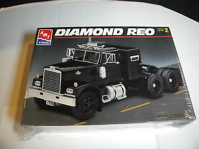 AMT #8137 Diamond Reo Tractor TRUCK 1/25 FS Model Car Mountain KIT