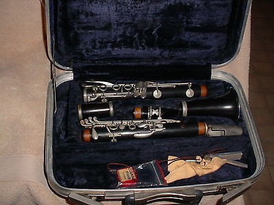 CONN #17 CLARINET WITH CASE & SILVER BURDETT VOL 1 & 2 MUSIC BOOKS