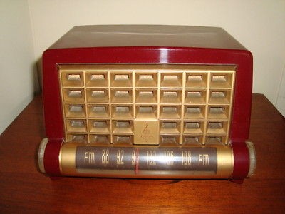 VINTAGE 1950s OLD RAYMOND LOEWY EMERSON BAKELITE RADIO & A RARE FM 