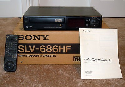   686HF VCR VIDEO CASSETTE RECORDER IN ORIGINAL BOX WITH REMOTE & MANUAL