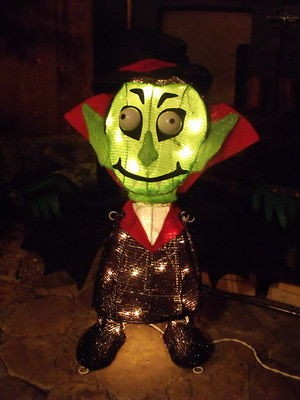 HALLOWEEN OUTDOOR LIGHTED DRACULA VAMPIRE FIGURE YARD LIGHT DECORATION 