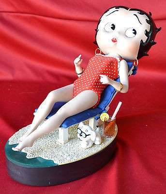 Betty Boop Figurine In Beach Chair w Dog & Drink 13 x 10 x 6