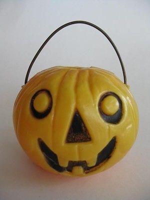 VINTAGE HALLOWEEN JACK O LANTERN   SOFT PLASTIC with METAL HANDLE