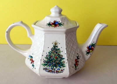 SADLER CHRISTMAS EVE TEAPOT, LATTICE DESIGN, MADE IN ENGLAND CHINA 