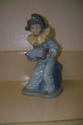 LLADRO   NAO   ADORABLE CLOWN WITH A SQUEEZE BOX MINT