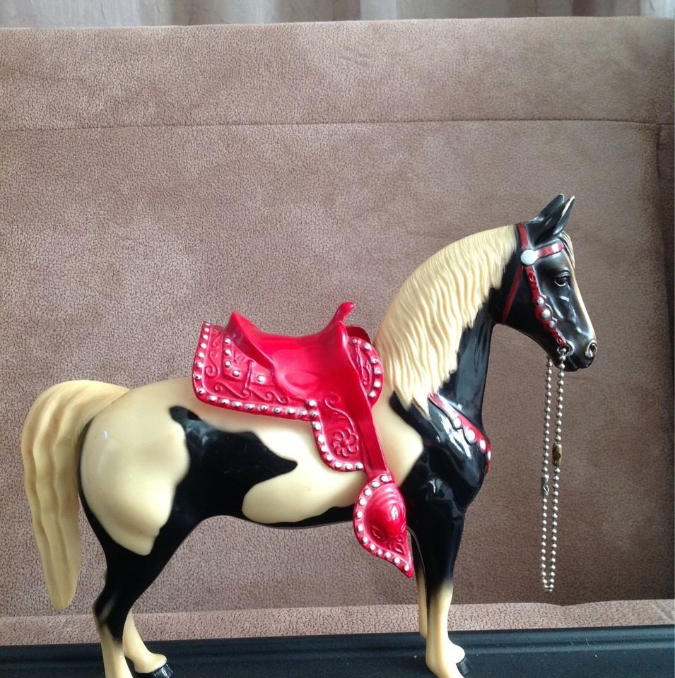 VINTAGE 1950S HARTLAND BLACK AND WHITE PINTO WIYH RED SADDLE