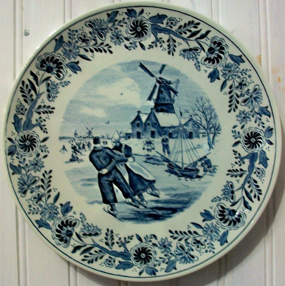 DELFT plate or wll plaque depicting Duch Folkloric iceskaters on a 