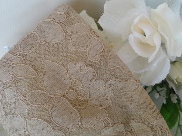 Gorgeous Antique Vintage Ecru Alencon French Lace Piece Pretty flower 