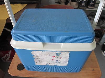 VTG RUBBERMAID/GOT​T 8 quart Blue/White Personal Cooler 13 x 10 x 9 