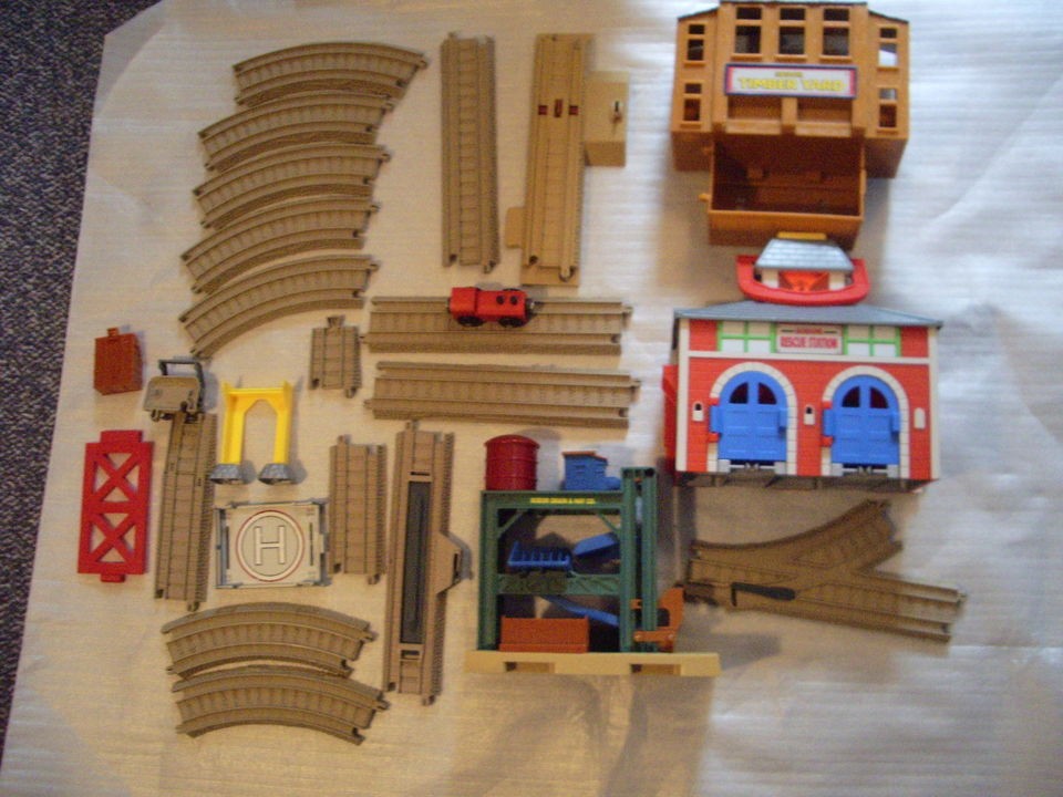 TRACKMASTER THOMAS TRAIN SODOR 26 PC TRACK RESCUE STATION GRAIN HAY 