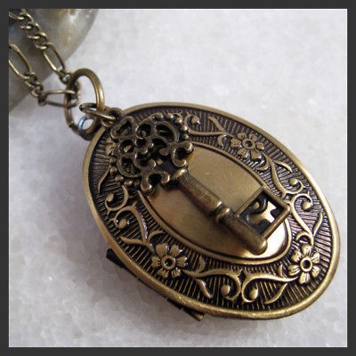 Elegant Key Charm Oval Flower Vintage Brass Picture Locket Pendant 