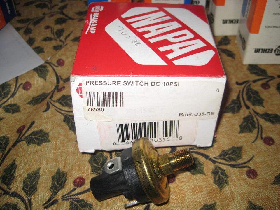   / HOBBS OIL PRESSURE SWITCH PART # 701  1592  NEW OLD STOCK