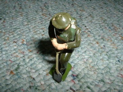   32 54mm WW 1 WW2 British with gasmask shovelling old production