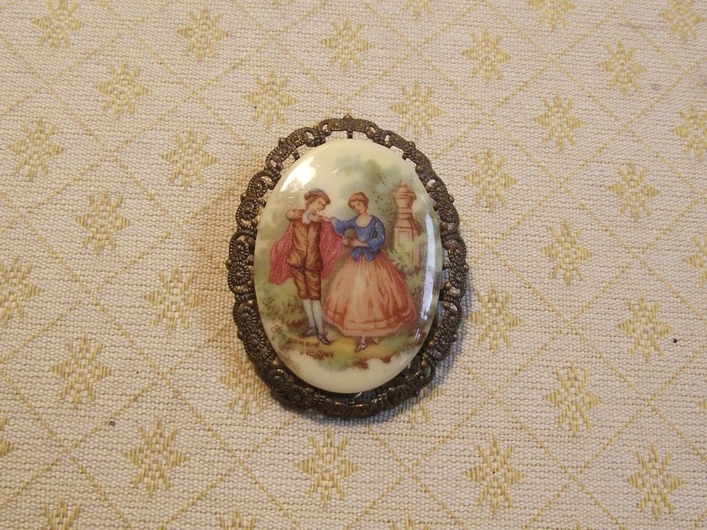 LOVELY VINTAGE FRAGONARD COURTING SCENE BROOCH IN FILIGREE MOUNT