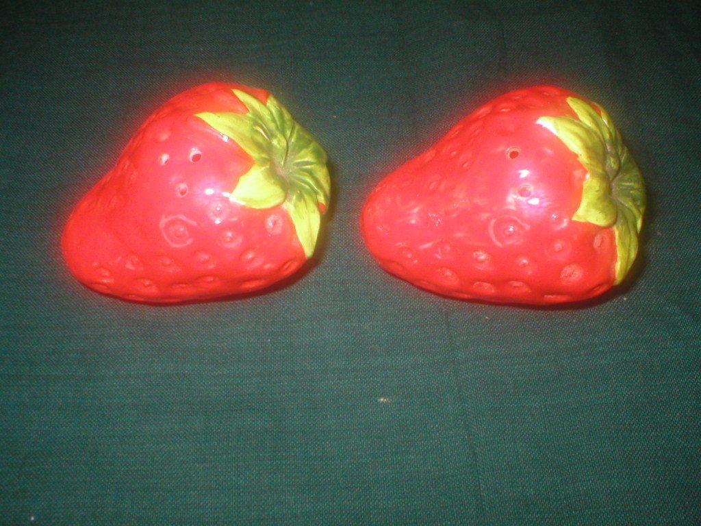 VINTAGE INARCO STRAWBERRY SALT PEPPER SHAKERS SET JAPAN w STOPPERS for 