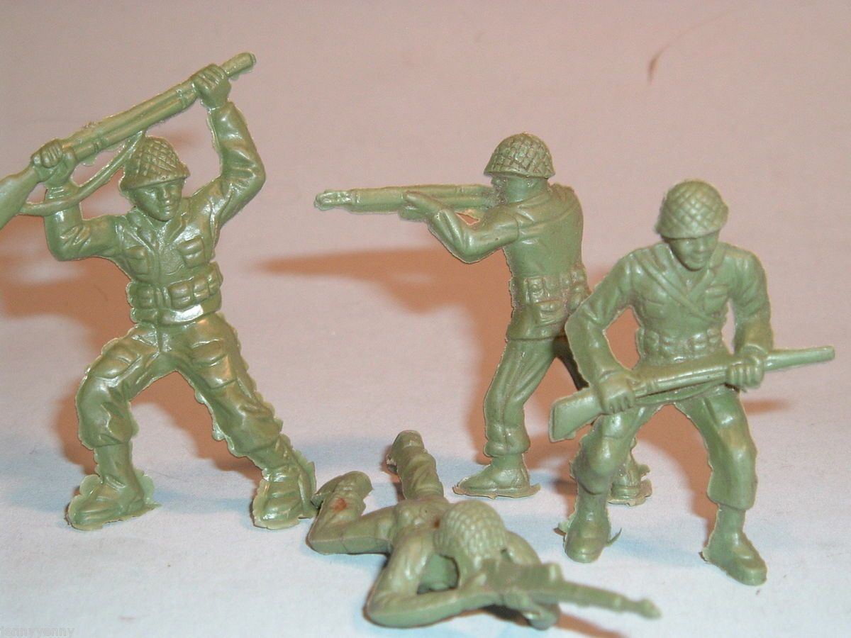 VINTAGE PLASTIC WW II SOLDIERS GREEN TOY FIGURES LOT 0F 4 WW II 