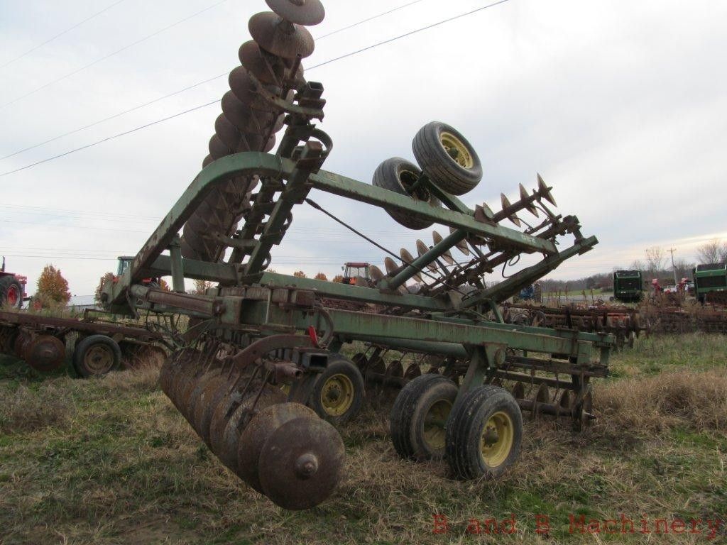 20 foot john deere 220 disc bi fold time left