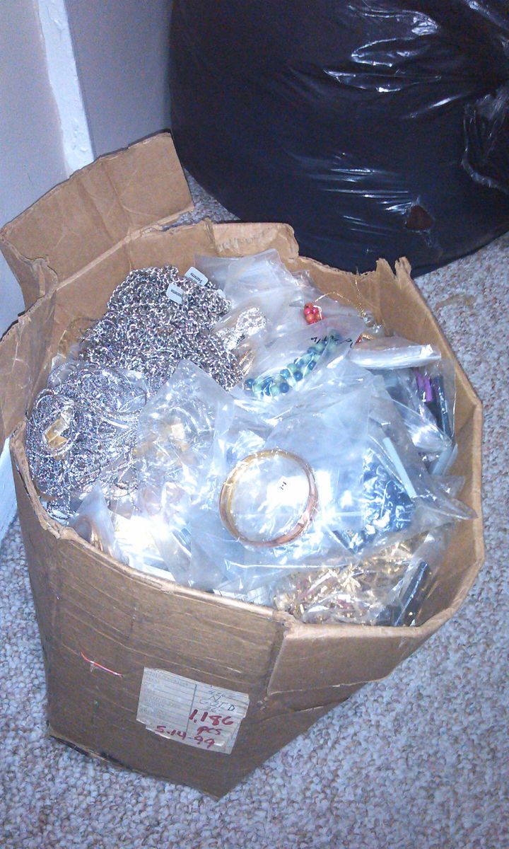 1,186 Pieces Of Costume Jewerly   Necklaces   Chains   Earings   Misc 