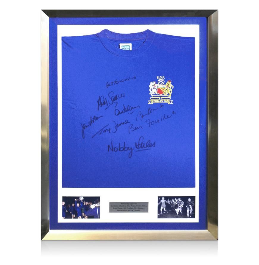 Framed Manchester United 1968 European Cup shirt   8 Autographs