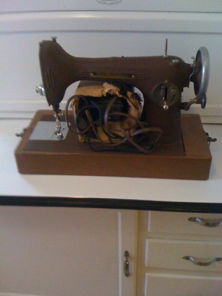 Vintage Free Westinghouse Sewing Machine Heavy Duty w Case