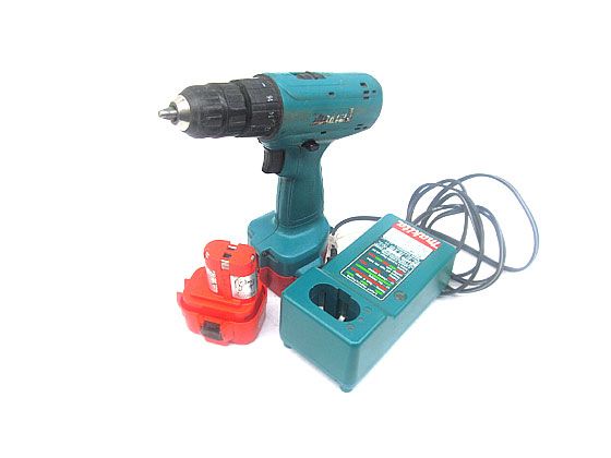 MAKITA 3/8 12V CORDLESS DRILL   #6227D w/ 2 BATTERIES, CHARGER