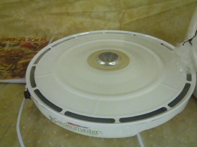 Nesco American Harvest FD 1018P 1000 Watt Food Dehydrator Kit