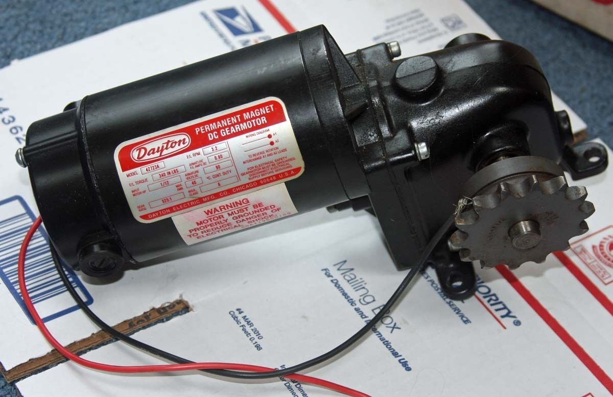 Dayton Gear Motor 90V 1 12 HP Nearly New in Original Box Model 4Z723A