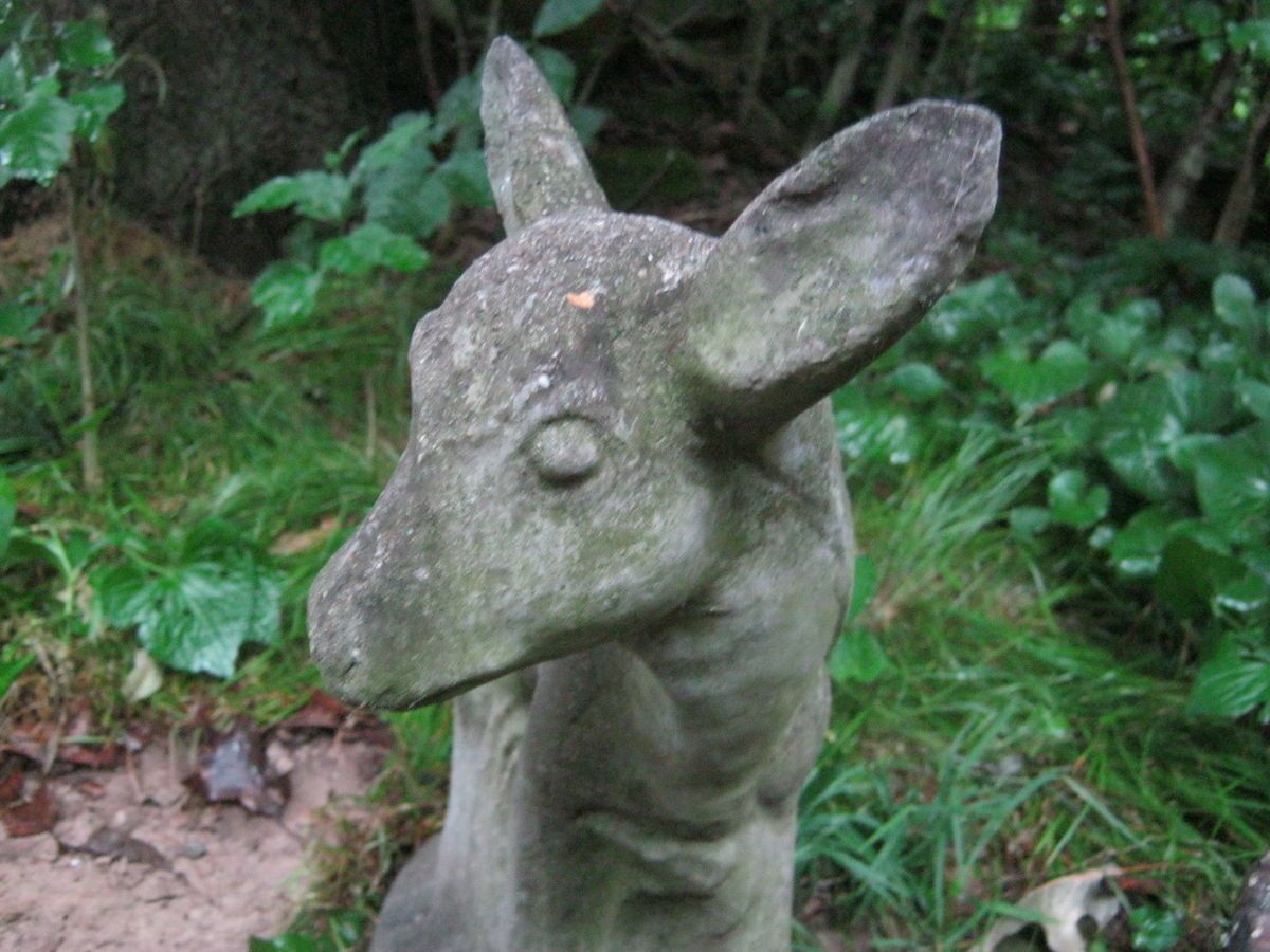 LARGE EXQUISITE WEATHERED DOE VINTAGE CEMENT CONCRETE GARDEN STATUE 19