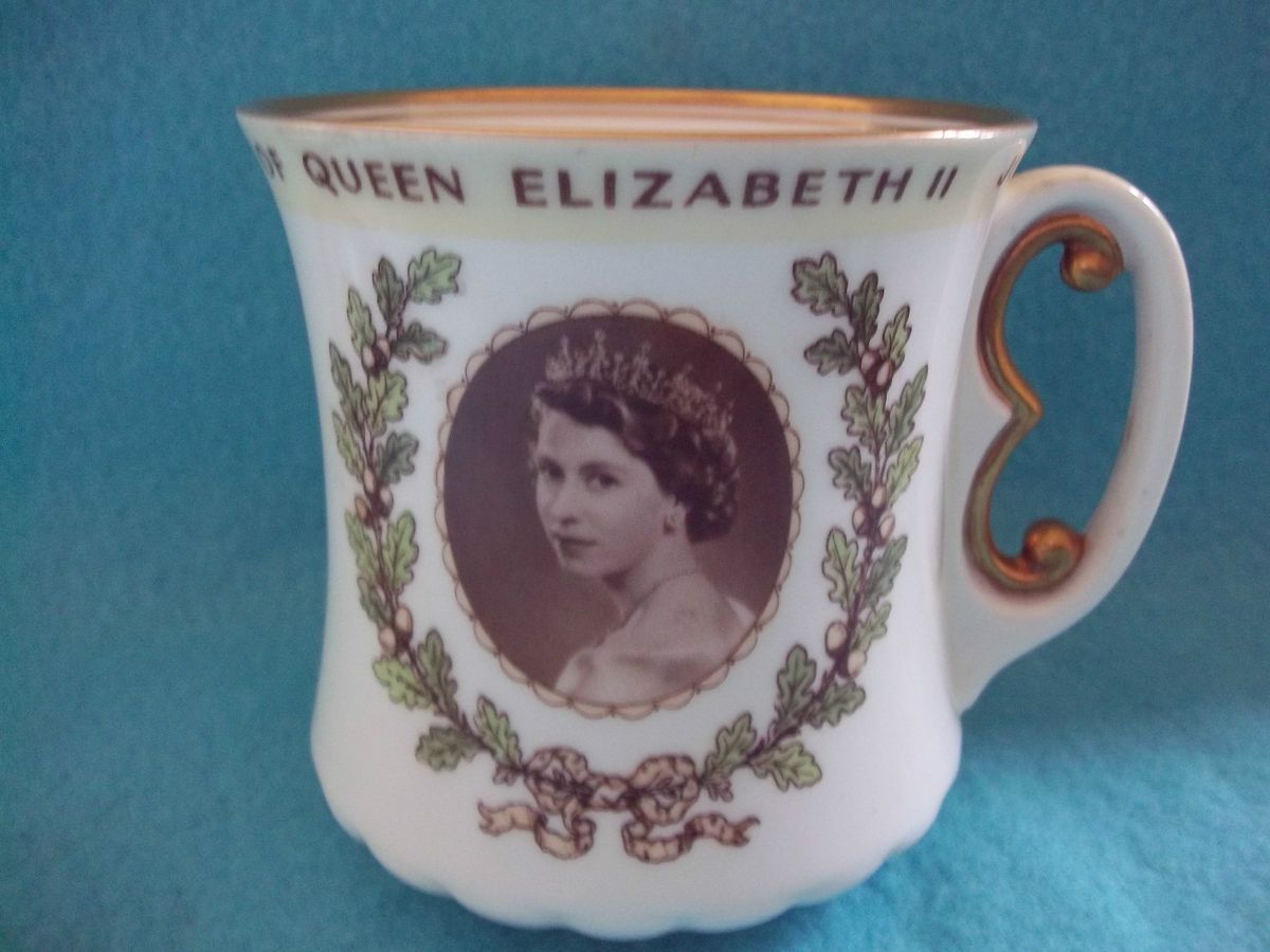 CABINET CONDITION QUEEN ELIZABETH II E HANDLE CORONATION MUG BY ROYAL