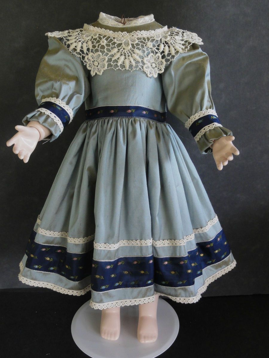 ROBE en soie pour de POUPEES ANCIENNES ANTIQUE DOLL DRESS 68cm