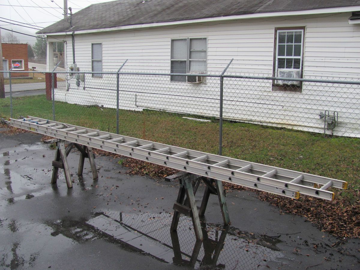 EXTENSION LADDER ALUMINUM 40 FOOT GREAT CONDITION LEVELING FEET