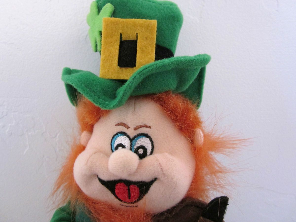 FINNEGAN SINGING LEPRECHAUN PLUSH DOLL IRISH EYES ARE SMILING FROM