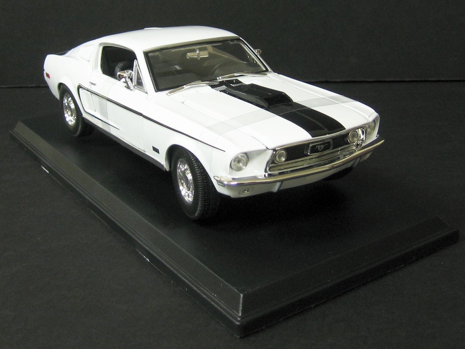 1968 Ford Mustang GT Cobra Jet Diecast Model White 1 18 Scale Maisto