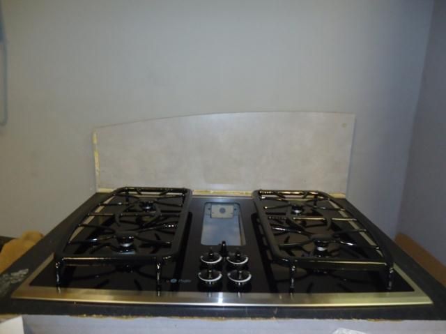 GE 30 GAS DOWNDRAFT COOKTOP PGP989SNSS WITH CRACK ON THE GLASS