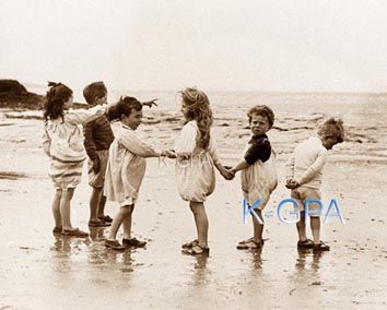 Graystone Bird Children on The Beach Photo 409