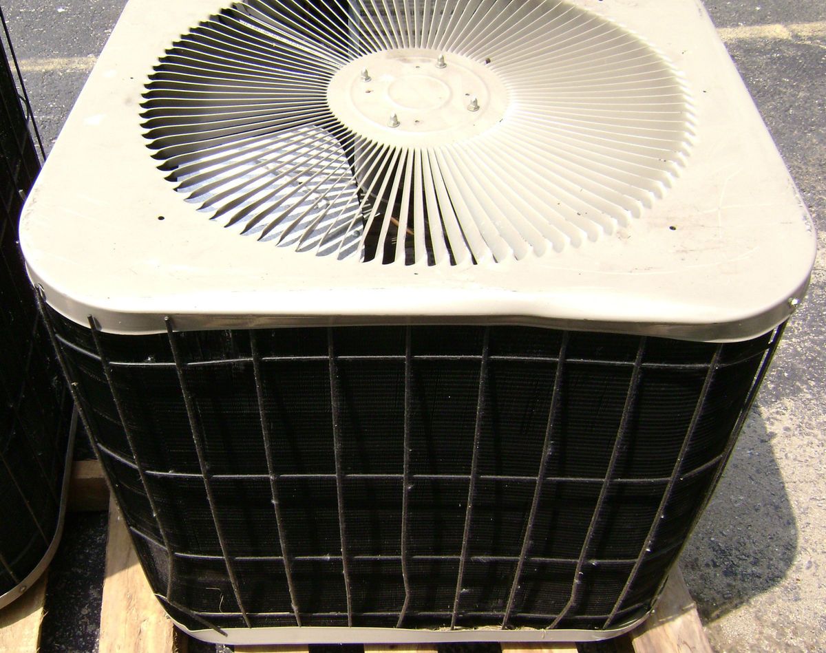 Goodman Central Air Conditioner AC 2 5 Ton 12 SEER CKJ30 1B