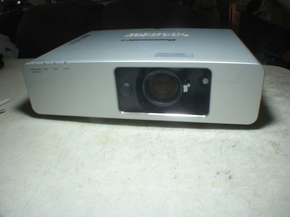 PANASONIC PT F200U 169 HD HOME THEATER / COMPUTER PROJECTOR