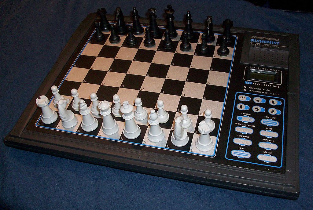 Шахматная доска на компьютере. Шахматный компьютер Каспарова Saitek. Шахматы гроссмейстерские Каспаров. Электронные шахматы Каспаров. Chess qx9816.