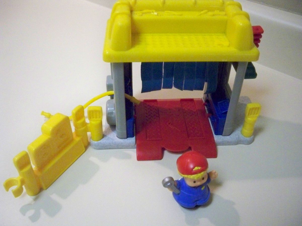 FISHER PRICE LITTLE PEOPLE PLAY SET CAR WASH 2002 WITH TOW TRUCK 1990