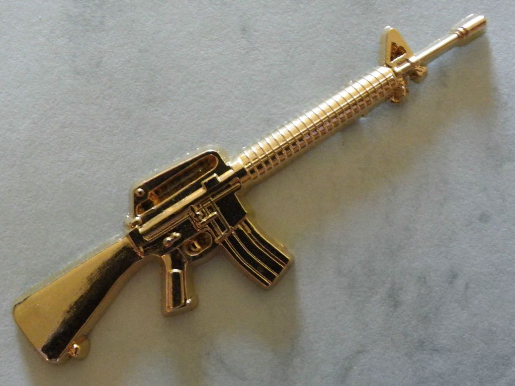 M16 RIFLE BADGE GOLD PLATED 60MM IN LENGTH WITH TWO PINS