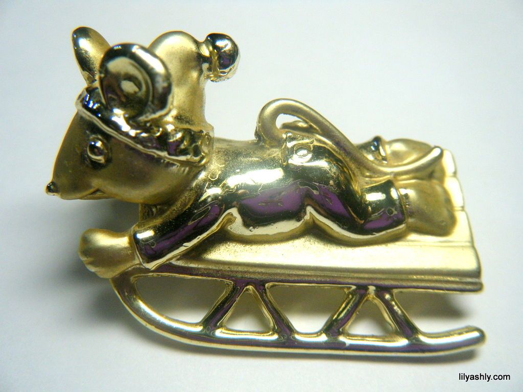 VINTAGE AJC Gold Plated Figural Christmas Holiday Pin Mouse on Sled