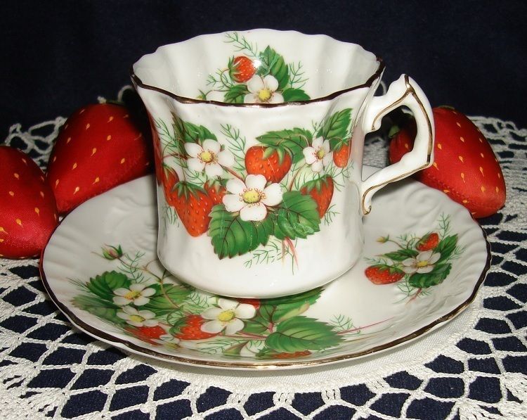 STRAWBERRY RIPE EMBOSSED FAN BONE CHINA TEA CUP & SAUCER SET ENGLAND